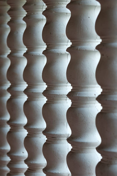 Verschillende witte gebogen kolommen in een rij. - Foto, afbeelding