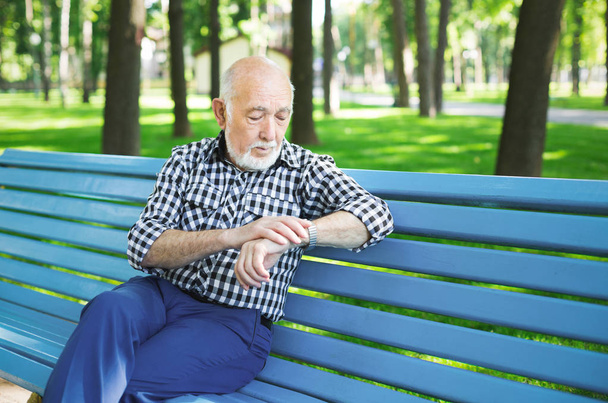 Senior férfi alkalmi szabadban - Fotó, kép