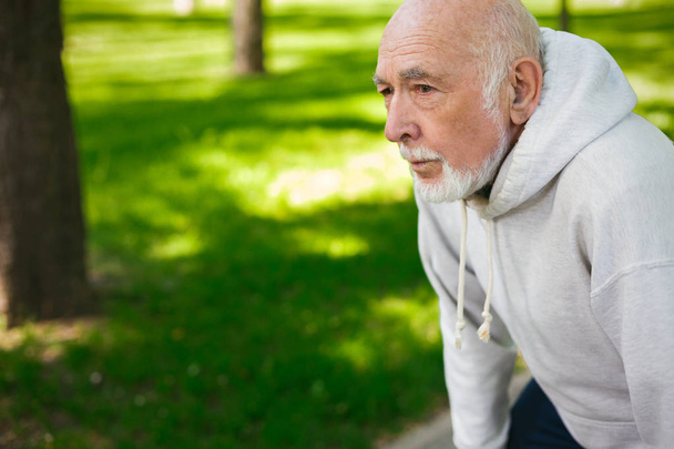 Älterer Mann läuft im grünen Park, kopiert Platz - Foto, Bild