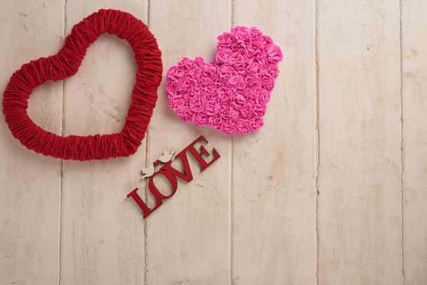 textura de madera y corazones para el día de San Valentín
 - Foto, imagen