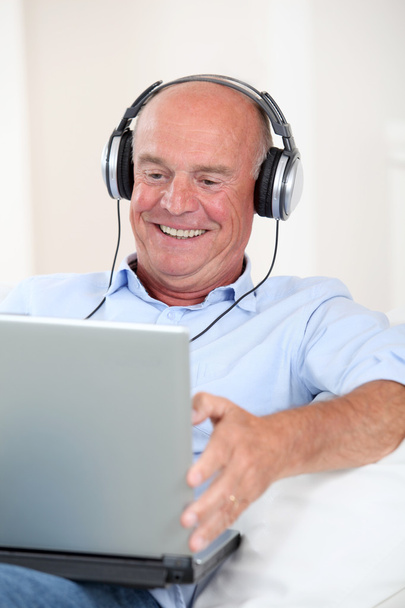 starszy człowiek, słuchanie muzyki w słuchawkach - Zdjęcie, obraz