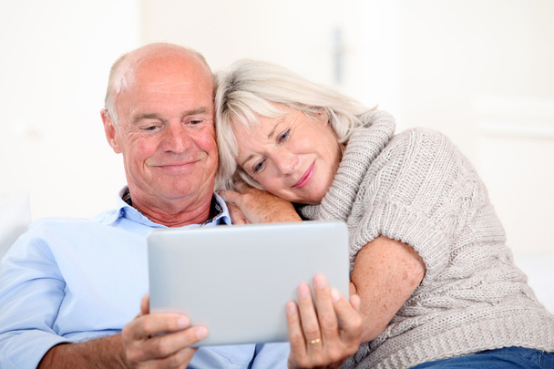 Senior couple using electronic tablet at home - Zdjęcie, obraz