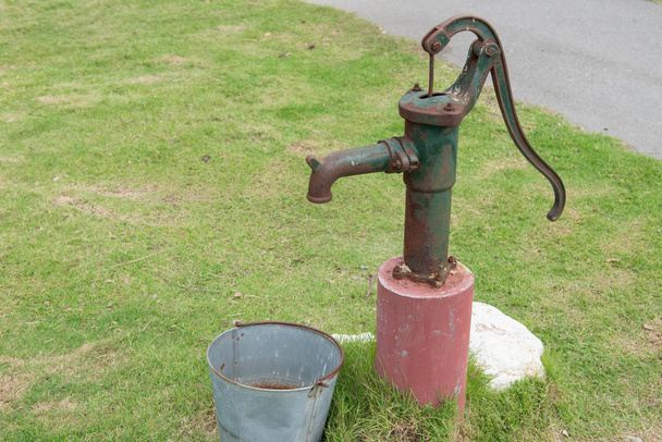Yeraltı suyu kolu ve kova su - Fotoğraf, Görsel