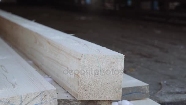 Barra de madera en la pila de tablones en el almacenamiento del aserradero
 - Metraje, vídeo