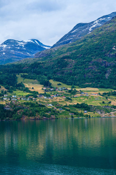 Norwegian country houses in the mountains on lake shore - Foto, imagen