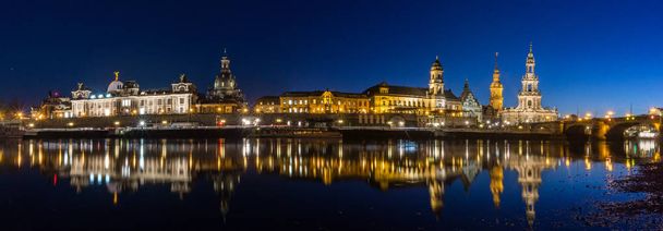 Dresden é a capital do Estado Livre da Saxônia na Alemanha. Situa-se num vale no rio Elba, perto da fronteira com a República Checa
 - Foto, Imagem