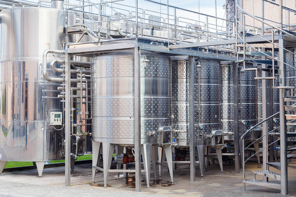 Moderna attrezzatura industriale tecnologica della fabbrica di vino
. - Foto, immagini