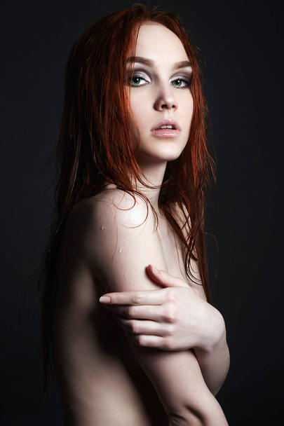 удивительная мокрая обнаженная женщина. сексуальная красивая молодая женщина с мокрыми волосами. красивая рыжая девушка после ванны
 - Фото, изображение