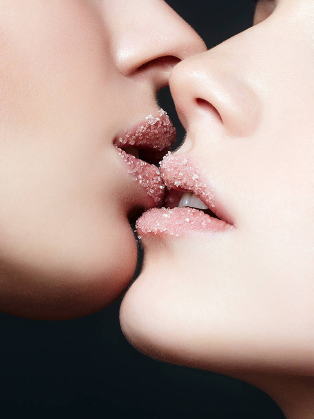 φιλί γλυκό ζάχαρη. δύο κορίτσια είναι φιλιά. Αισθησιακό φιλί ζευγάρι γυναικών - Φωτογραφία, εικόνα