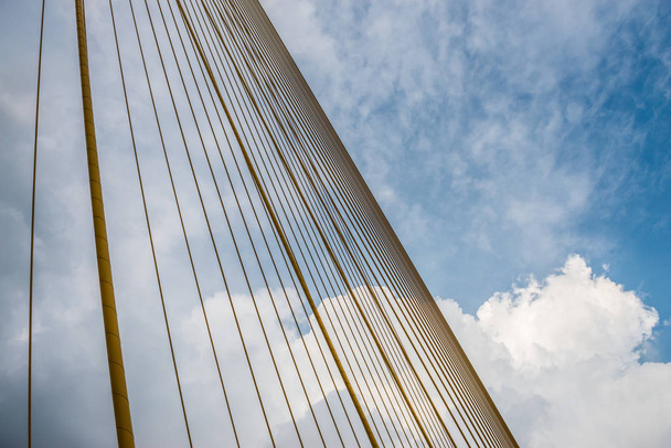 Χρυσό καλωδιακή γέφυρα με τον ουρανό - Φωτογραφία, εικόνα