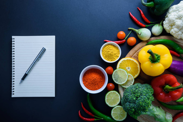 Gesunde Ernährung Konzept von frischem Bio-Gemüse und Holz Schreibtisch Hintergrund. Zutaten von oben - Foto, Bild
