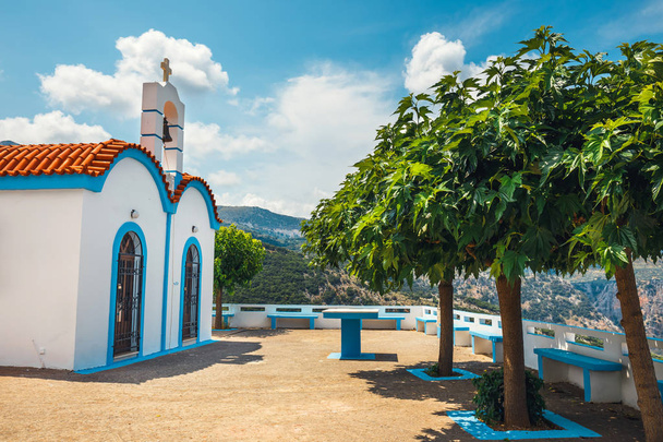 Cappella bianca in montagna, isola di Creta, Grecia
 - Foto, immagini