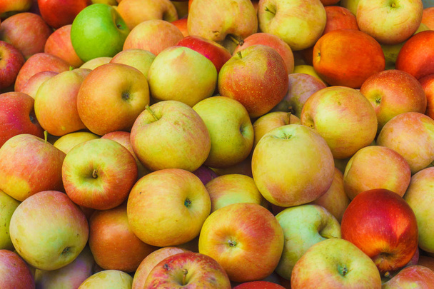 яблочный фон, спелые вкусные натуральные красные яблоки желтый
 - Фото, изображение