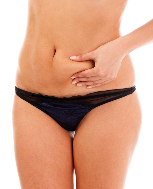 Primer plano de mujer con sobrepeso pellizcando su grasa abdominal excesiva, aislada sobre fondo blanco
 - Foto, Imagen