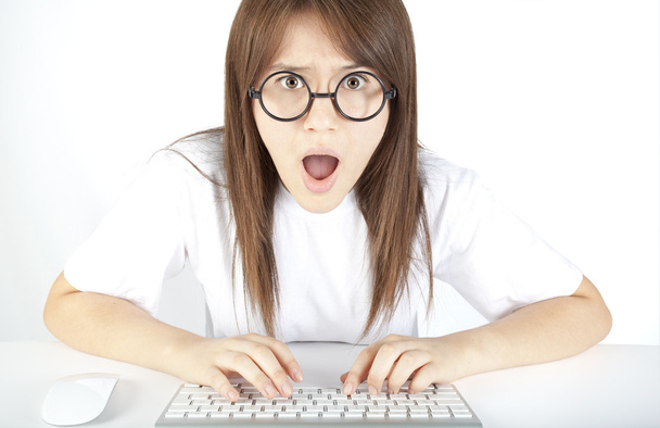 nastolatka zły na komputer - Zdjęcie, obraz