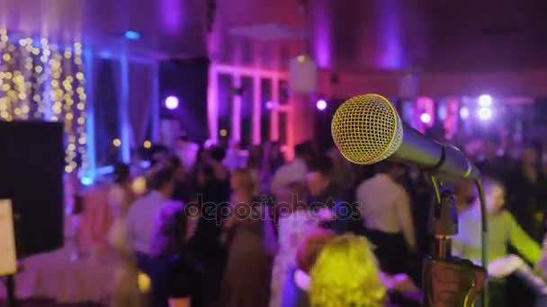 Mikrofonu přes abstraktní rozmazané pozadí konference sál nebo svatební hostinu - Záběry, video