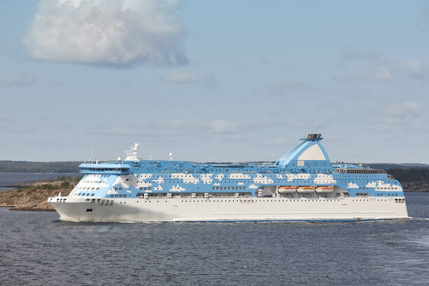 バルト海のクルーズ船。オーランド島の海岸線。フィンランド - 写真・画像