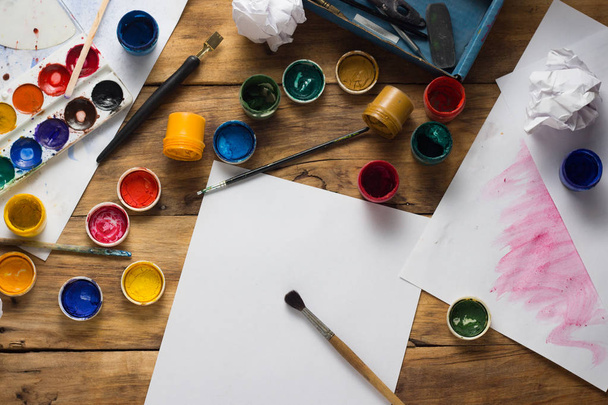Sanatçının çalışma alanı suluboya boya, guaj, fırçaları ile bir - Fotoğraf, Görsel