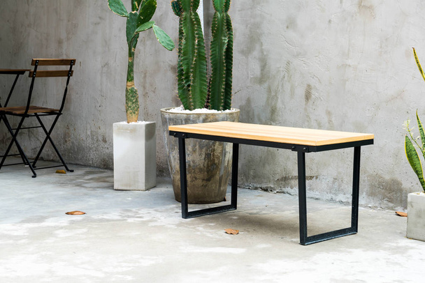 空の屋外パティオのテーブルと椅子の庭スペース - 写真・画像