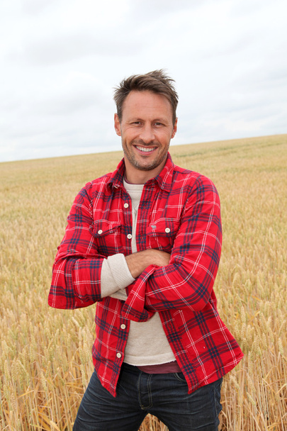 Portrait of smiling man in countryside - Foto, imagen
