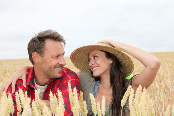 Portrait of happy couple in wheat field - Foto, imagen