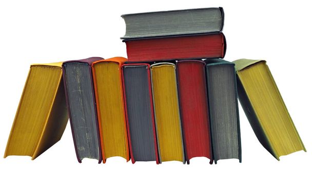 Pino värikkäitä oikeita kirjoja valkoisella taustalla, eristetty
 - Valokuva, kuva