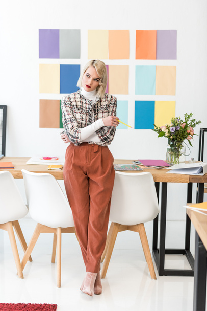 красивий редактор журналу моди з кольоровою палітрою на стіні в офісі
 - Фото, зображення
