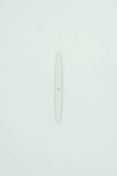 Ansicht von oben des Schwangerschaftstests mit zwei Linien isoliert auf weiß - Foto, Bild