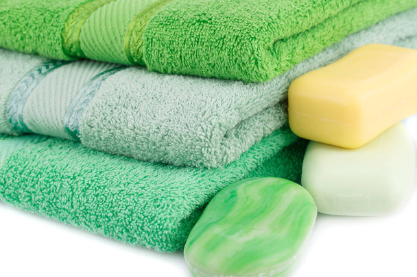 Πολύχρωμη εικόνα closeup πετσέτες και σαπούνια. - Φωτογραφία, εικόνα