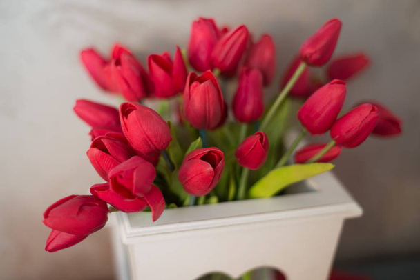bukiet czerwonych tulipanów na dzień zakochanych lub na 8 marca. Kwiaty w wagi - Zdjęcie, obraz