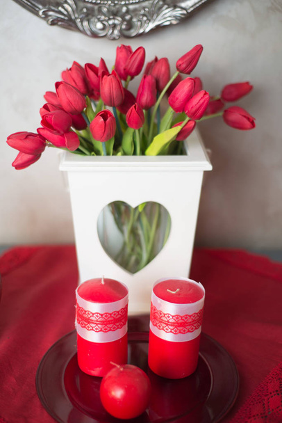букет красных тюльпанов ко дню влюбленных или 8 марта. Букет цветов ко Дню матери
 - Фото, изображение