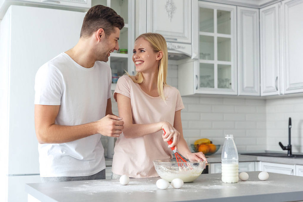 jovem casal cozinhar café da manhã juntos na cozinha
 - Foto, Imagem