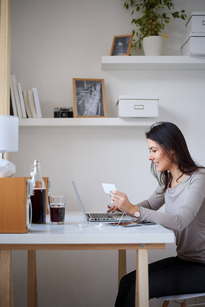 Молода красива жінка робить платіж онлайн вдома
 - Фото, зображення