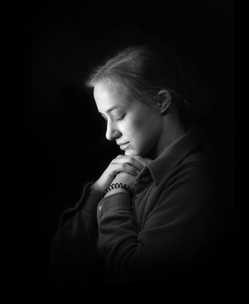 Νεαρή γυναίκα προσεύχεται - Φωτογραφία, εικόνα
