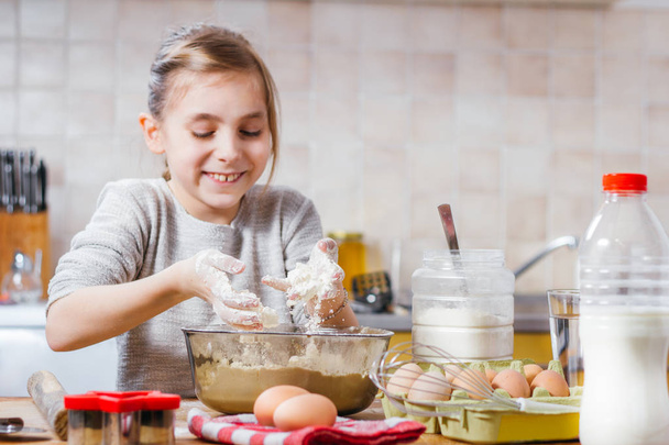 little girl making dough at home kitchen - Fotoğraf, Görsel