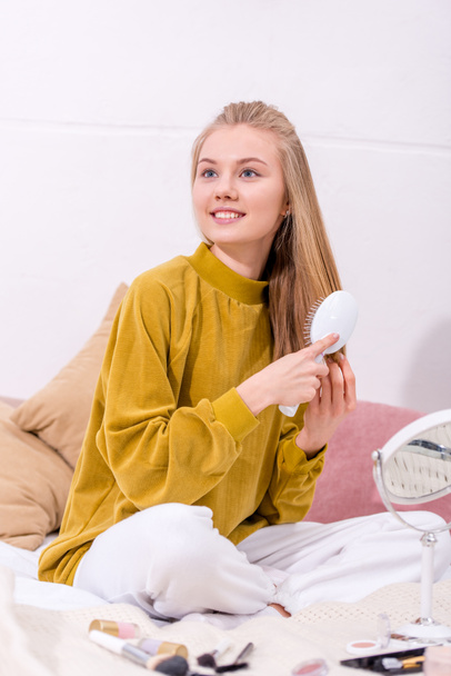 boldog, fiatal nő, fogmosás hajad otthon - Fotó, kép
