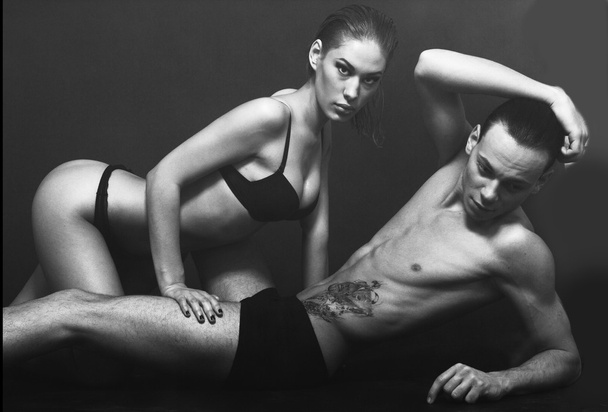 Intohimoinen seksuaalinen pari poseeraa studiossa wtith fume eristää
 - Valokuva, kuva