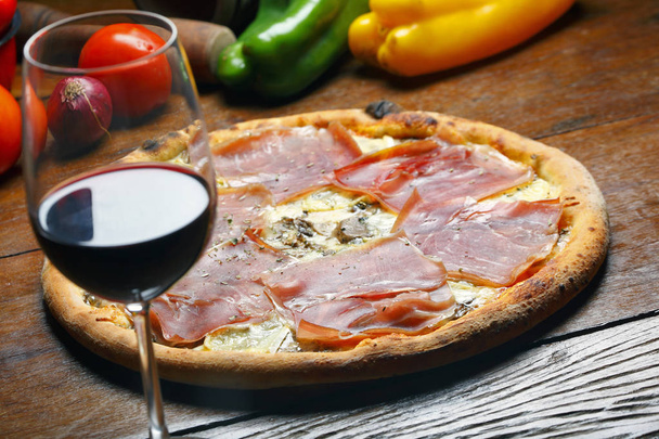 Pizza with Parma ham and mozzarella cheese - 写真・画像