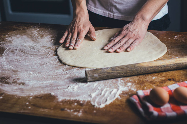 家庭の台所で生地からクッキーを作る女性の手のクローズ アップ - 写真・画像