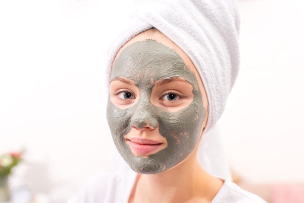 bella giovane donna con maschera di argilla cosmetica a casa
 - Foto, immagini
