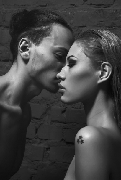 Прекрасный мужчина целует красивую женщину топлесс.
 - Фото, изображение