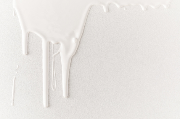 pintura de goteo blanco en la superficie blanca
 - Foto, Imagen