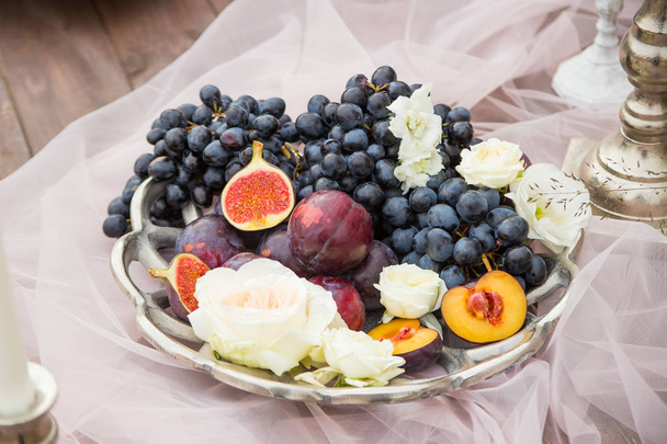 Still life: basket with grapes, figs and plums - Φωτογραφία, εικόνα