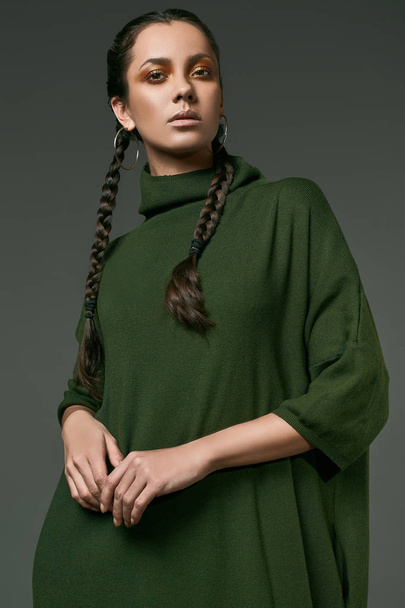 Πανέμορφο γοητευτικό κορίτσι Ισπανόφωνος σε μακρύ πράσινο φόρεμα - Φωτογραφία, εικόνα