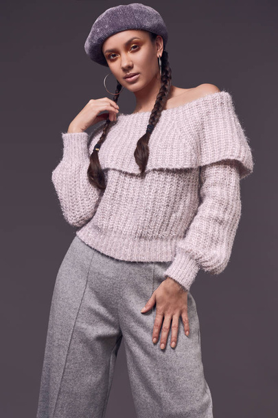 Retrato de bela menina hispânica encantadora em suéter acolhedor e boina
 - Foto, Imagem