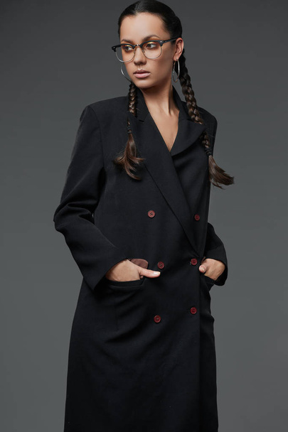 Portrait de belle fille hispanique charmante en long manteau noir
 - Photo, image