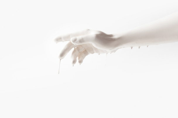 imagen recortada del brazo femenino en pintura blanca aislada en blanco
 - Foto, Imagen