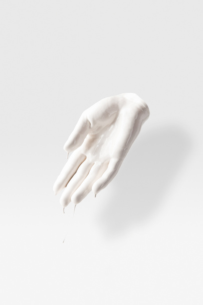 escultura abstracta en forma de brazo humano en líquido blanco sobre blanco
 - Foto, Imagen