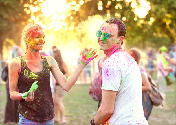 Guy with a girl celebrate holi festival - Foto, afbeelding
