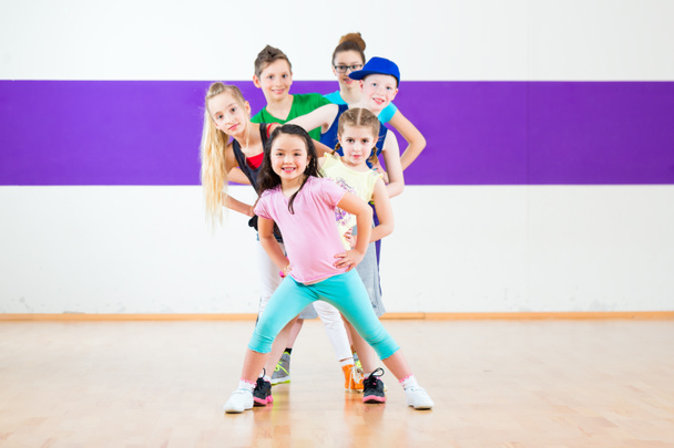 Kinder trainieren Zumba-Fitness in Tanzschule - Foto, Bild